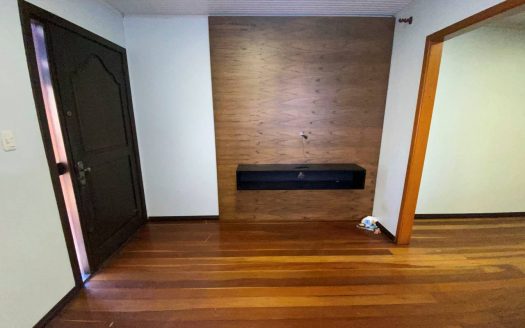 Casa (Andar Superior) – 01 Suíte + 02 Dormitórios