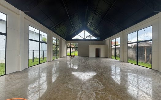 Loja – 228 m² – Carniel