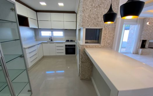 Casa Semi-Mobiliada – 03 Suítes