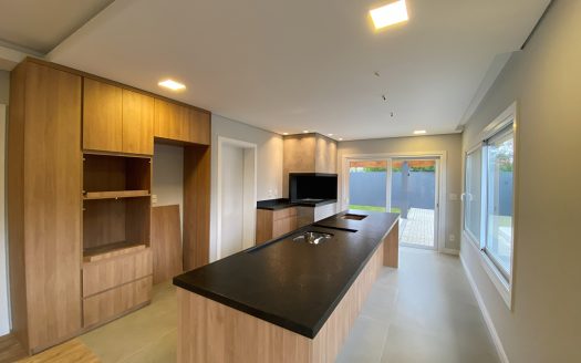 Casa Semi-Mobiliada – 03 Suítes