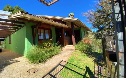 Casa Semi-Mobiliada – 01 Suíte + 03 Dormitórios